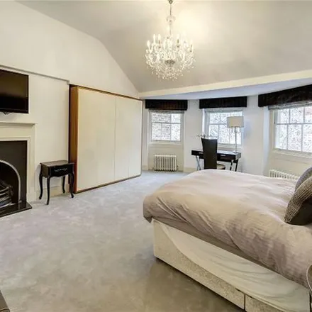 Rent this 5 bed townhouse on London School of Hygiene and Tropical Medicine in Bedford Square, London