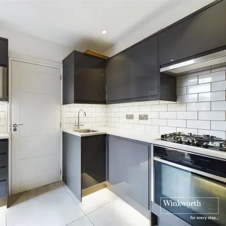 Image 3 - Roe End, London, NW9 9BL, United Kingdom - Apartment for sale