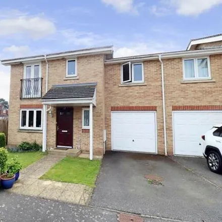 Buy this 4 bed house on unnamed road in Luton, LU3 1EX