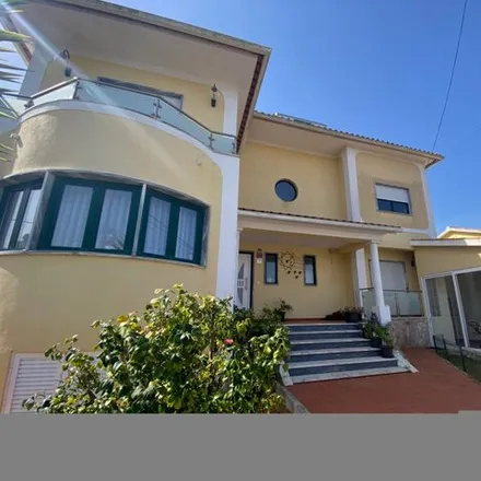 Buy this 4 bed house on Rua Luisa Santanela 2 in 2500-296 Caldas da Rainha, Portugal