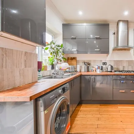 Rent this 5 bed townhouse on 17 Avondale Road in London, E17 8JG