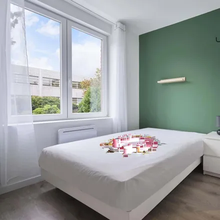 Rent this 6 bed room on 13 Rue Lestiboudois in 59037 Lille, France