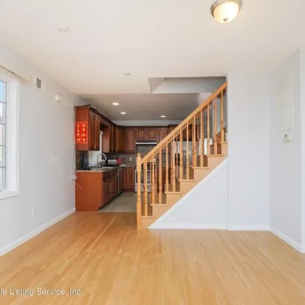 Image 6 - 33 Mills Avenue, New York, NY 10305, USA - House for sale