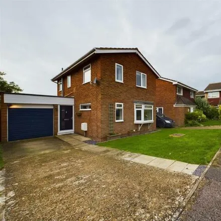 Buy this 3 bed house on Linden End in Aylesbury, HP21 7NB