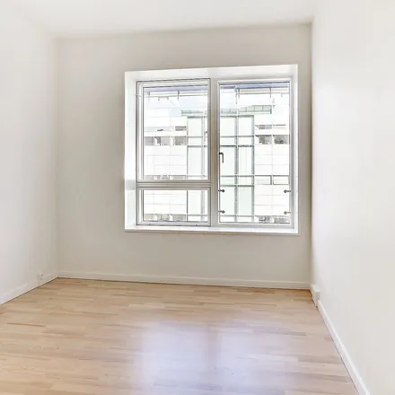 Rent this 4 bed apartment on Frederikskaj 2M in 2450 København SV, Denmark