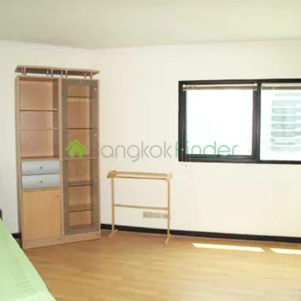 Rent this 2 bed apartment on Krung Kasem Road in Khlong Maha Nak Subdistrict, Pom Prap Sattru Phai District