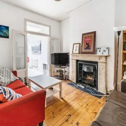 Rent this 5 bed townhouse on Windsor Road in London, N7 6BD