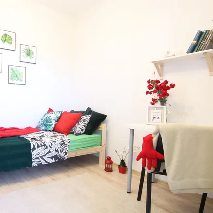 Rent this 3 bed room on Telefoniczna 23d in 92-017 Łódź, Poland