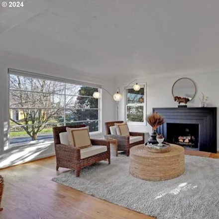 Image 8 - 3624 Northeast Holman Street, Portland, OR 97211, USA - House for sale