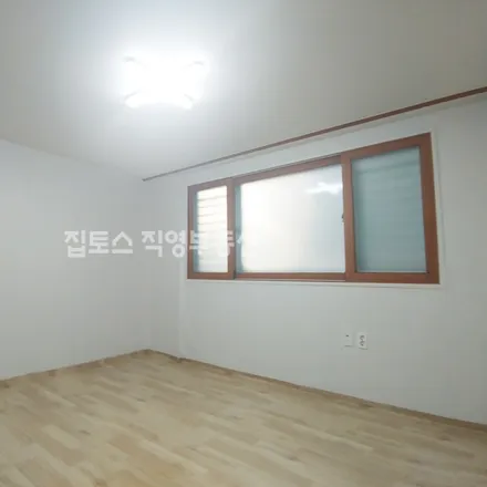 Rent this 3 bed apartment on 서울특별시 송파구 석촌동 283-1