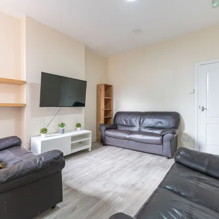 Rent this 6 bed apartment on Tiverton Road in London, N18 1DW