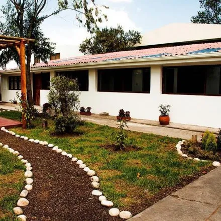 Rent this 3 bed house on Dalus Pet Shop in Julio Arellano, 170124