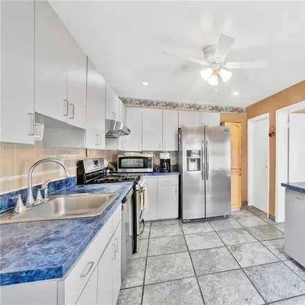 Image 6 - 94-70 134th Avenue, New York, NY 11417, USA - Townhouse for sale