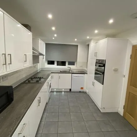 Rent this 4 bed apartment on Hurstbourne Gardens in London, IG11 9UX