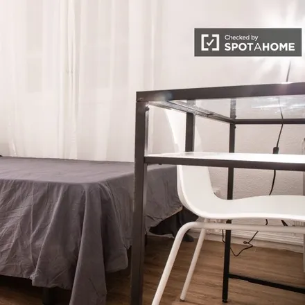 Rent this 3 bed room on Calle del General Díaz Porlier in 33, 28001 Madrid