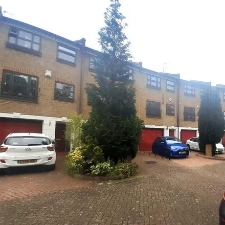 Rent this 3 bed townhouse on unnamed road in London, BR3 5UD