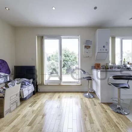 Image 4 - Westbere Road, London, NW2 3SG, United Kingdom - Apartment for rent