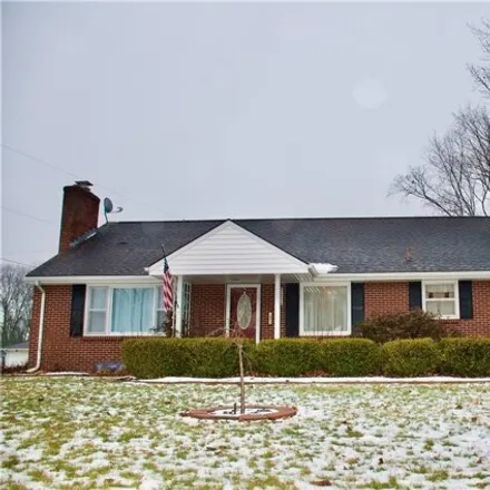 Buy this 3 bed house on 865 Wedgewood Drive in Findlay, OH 45840