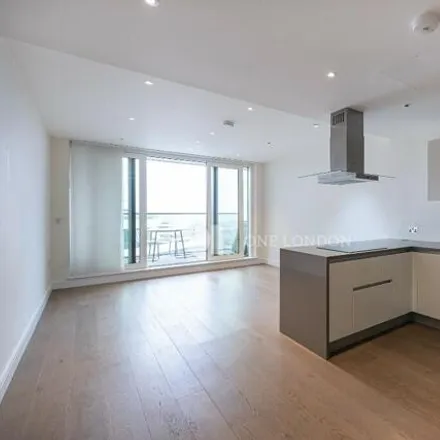Image 2 - The Cascades, Sopwith Way, London, SW11 8NS, United Kingdom - Apartment for rent