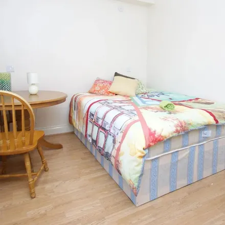 Rent this 5 bed apartment on 32 Daffodil Street in London, W12 0TG