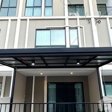 Rent this 3 bed townhouse on Krungthep Kreetha Golf Course in Krung Thep Kritha Road, Saphan Sung District