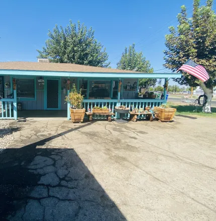 Image 2 - 895 West Pioneer Avenue, Porterville, CA 93257, USA - House for sale