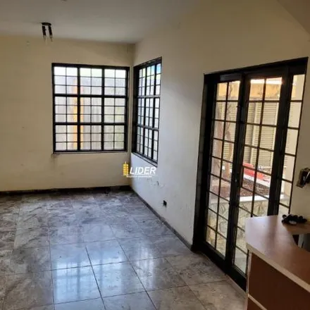 Rent this 4 bed house on Avenida Professor José Inácio de Souza in Umuarama, Uberlândia - MG