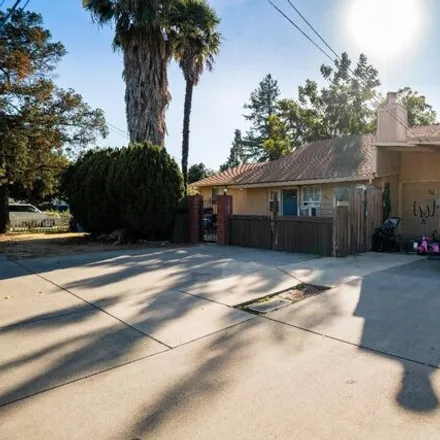 Buy this 11 bed house on 410 North Barrett Road in Yuba City, CA 95991