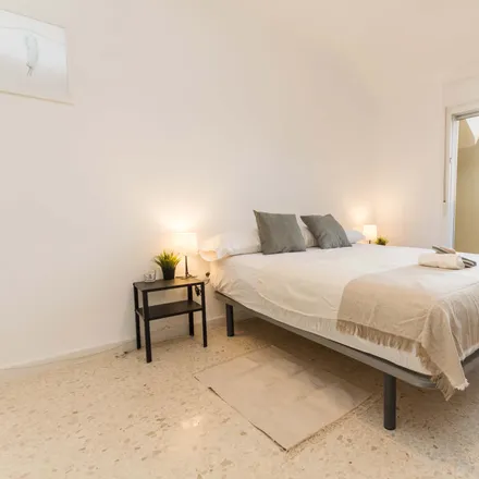 Rent this 5 bed room on Calle Roger de Flor in 6, 29006 Málaga