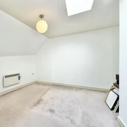 Image 7 - Blakeridge Lane, Batley, WF17 8FN, United Kingdom - Apartment for rent