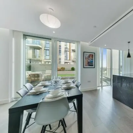 Image 1 - Admiralty House, 150 Vaughan Way, London, E1W 2AH, United Kingdom - Room for rent