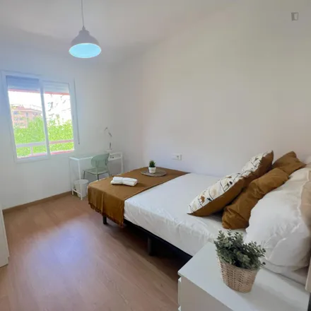 Rent this 4 bed room on Carrer d'Alfara del Patriarca in 17, 46025 Valencia