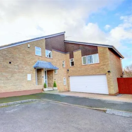 Buy this 6 bed house on Fraser Close in Daventry, NN11 4GZ