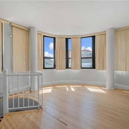 Image 6 - 22 Hitchings Avenue, New York, NY 11235, USA - Condo for sale