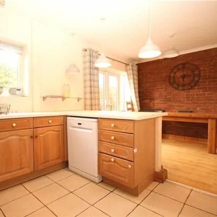 Image 4 - Cypress Road, Guildford, GU1 1NG, United Kingdom - House for rent