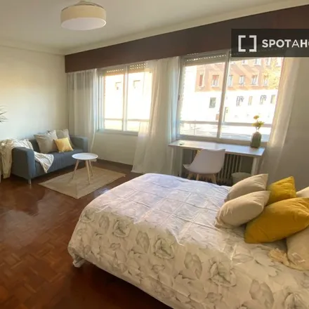 Rent this 5 bed room on Calle del Cardenal Belluga in 15, 28028 Madrid