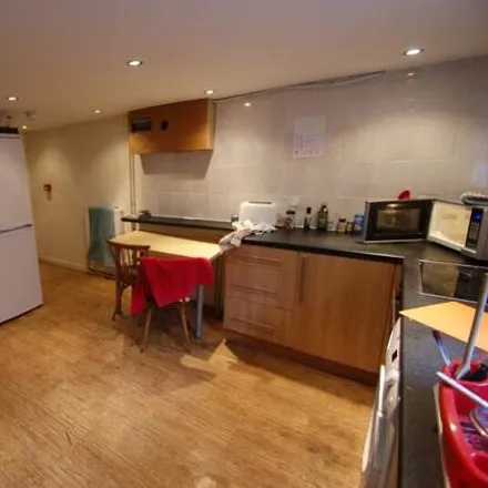 Rent this 5 bed townhouse on Hessle Avenue in Leeds, LS6 1EF