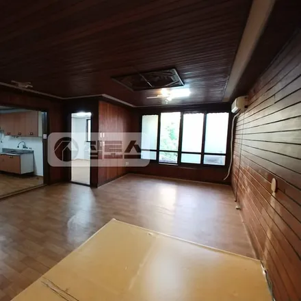 Rent this 3 bed apartment on 서울특별시 송파구 송파동 141-5
