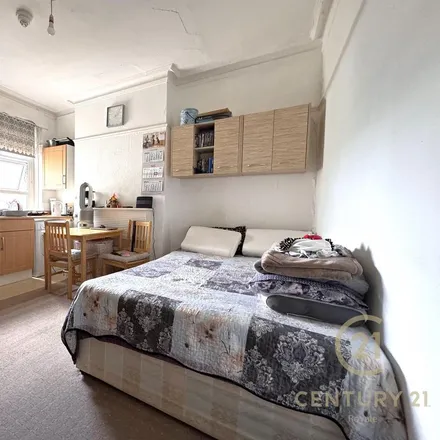 Rent this 1 bed room on Guilford Avenue in London, KT5 8DG