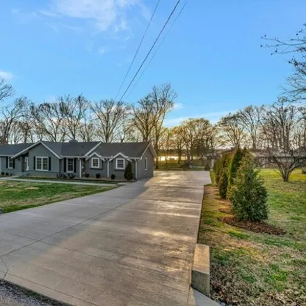 Image 1 - 142 Cherokee Road, Sarah Berry Annex, Hendersonville, TN 37075, USA - House for sale