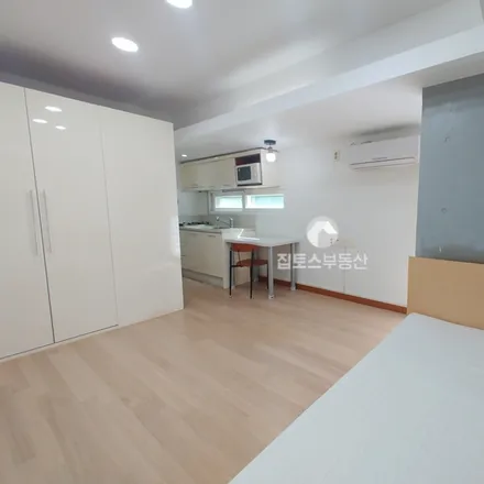 Rent this studio apartment on 서울특별시 강남구 역삼동 620-18