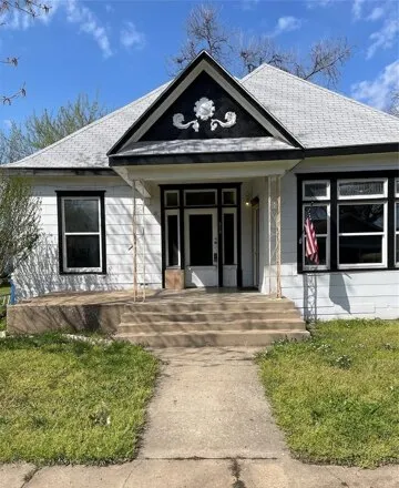 Rent this 2 bed house on 819 W Owings St in Denison, Texas