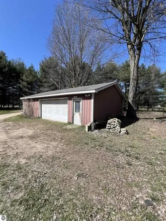 Image 2 - 5232 North Pendall Road, Sumner Township, MI 48801, USA - House for sale