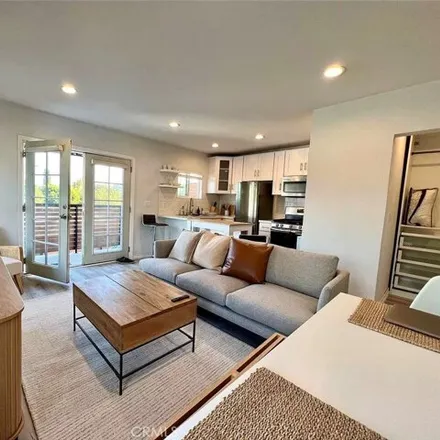 Image 3 - 3143 Silver Lake Boulevard, Los Angeles, CA 90039, USA - House for sale
