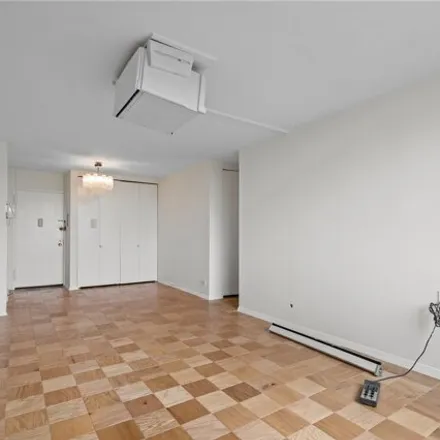 Image 6 - North Shore Towers Building 3, Grand Central Parkway, New York, NY 11005, USA - Apartment for sale