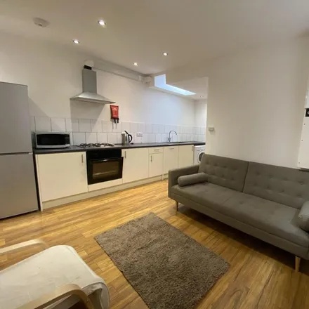 Rent this 4 bed apartment on 56 Middle Street in Beeston, NG9 2AR