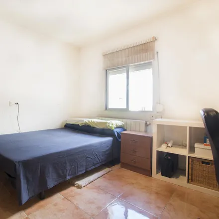 Rent this 3 bed room on Calle de Ezequiel Solana in 18, 28017 Madrid