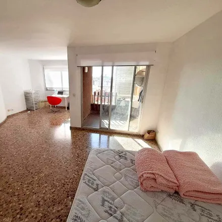 Rent this 5 bed room on Parking Doctor Waksman in Avinguda del Doctor Waksman, 46006 Valencia