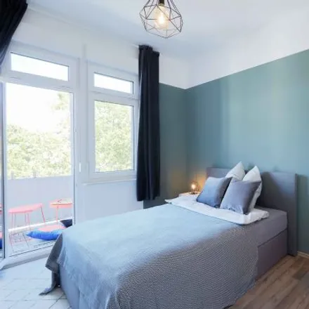 Rent this 6 bed room on Saalburgallee 2 in 60385 Frankfurt, Germany
