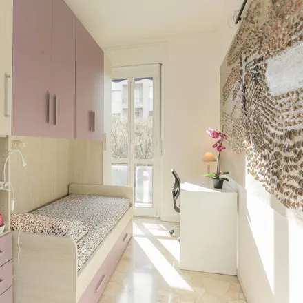 Rent this 4 bed room on Al Less in Viale Lombardia, 28